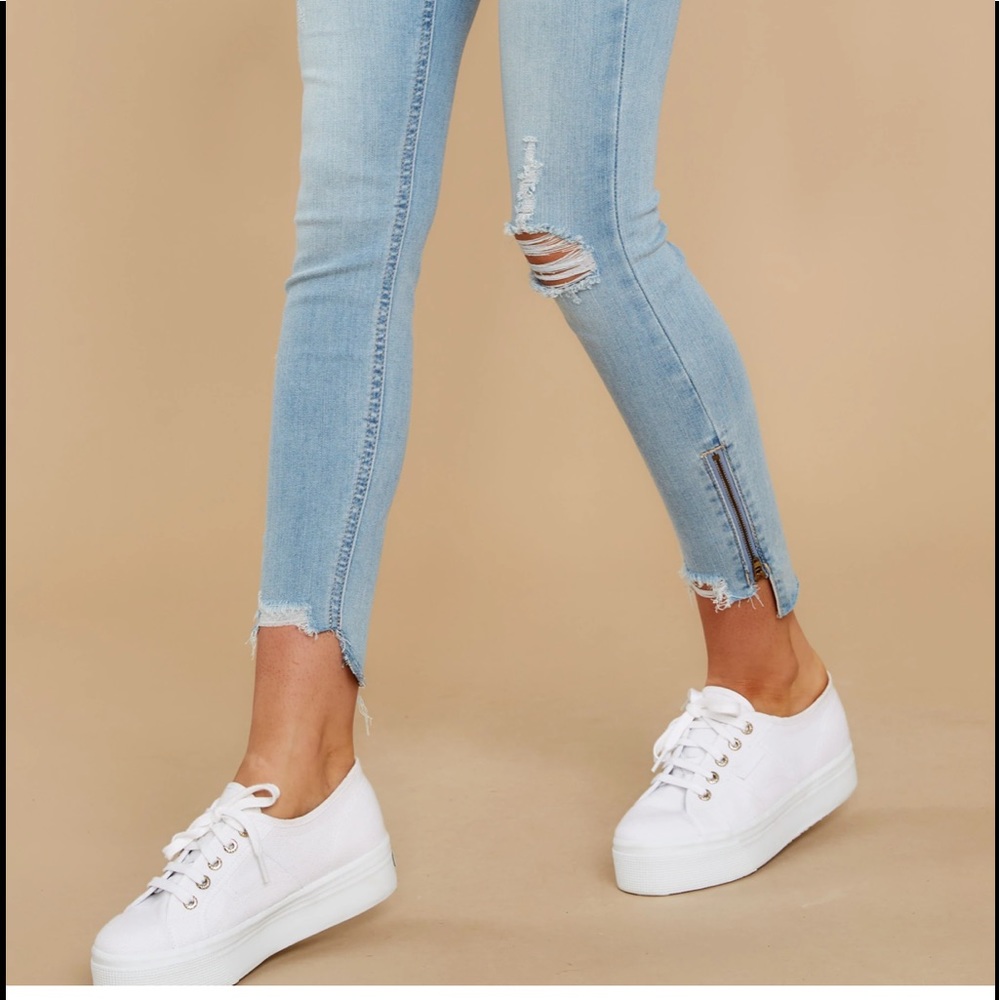 Light wash distressed skinny jeans 🦋